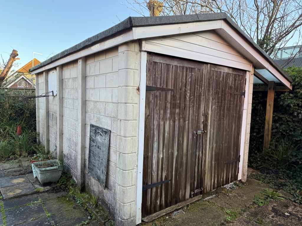 Lot: 35 - FORMER METHODIST CHURCH WITH POTENTIAL - Detached store and lean to